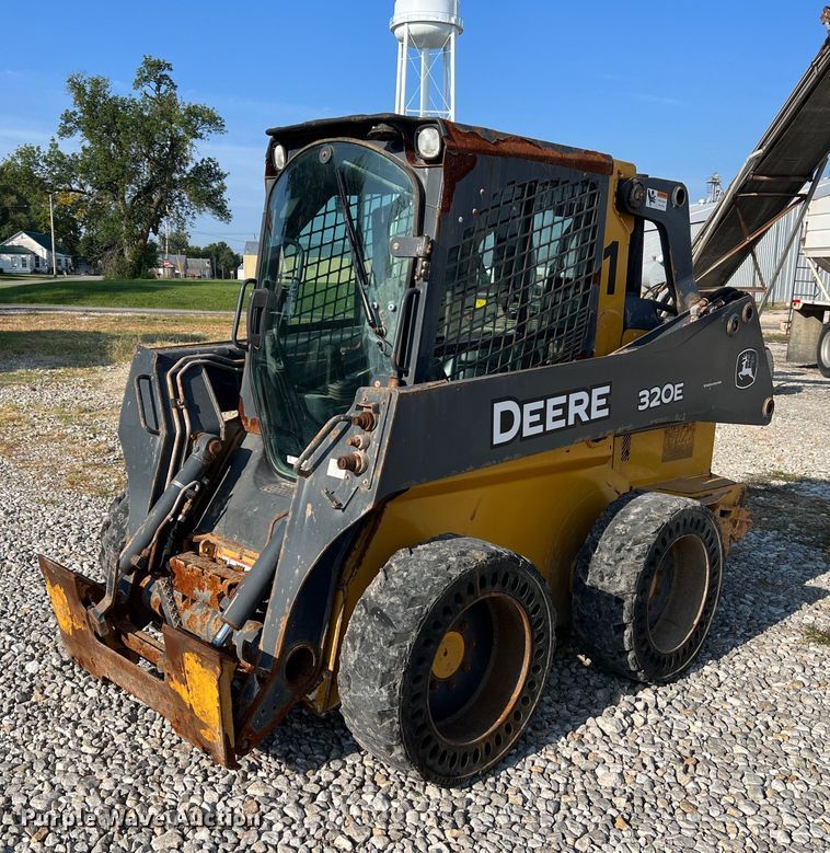 2015 John Deere 320E  skid steer loader - NA9196