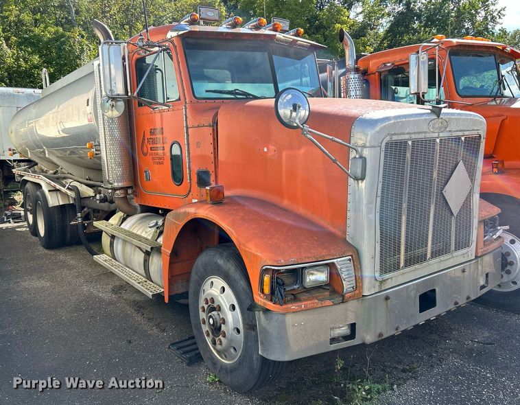 1995 Peterbilt 375  tank truck - NQ9830