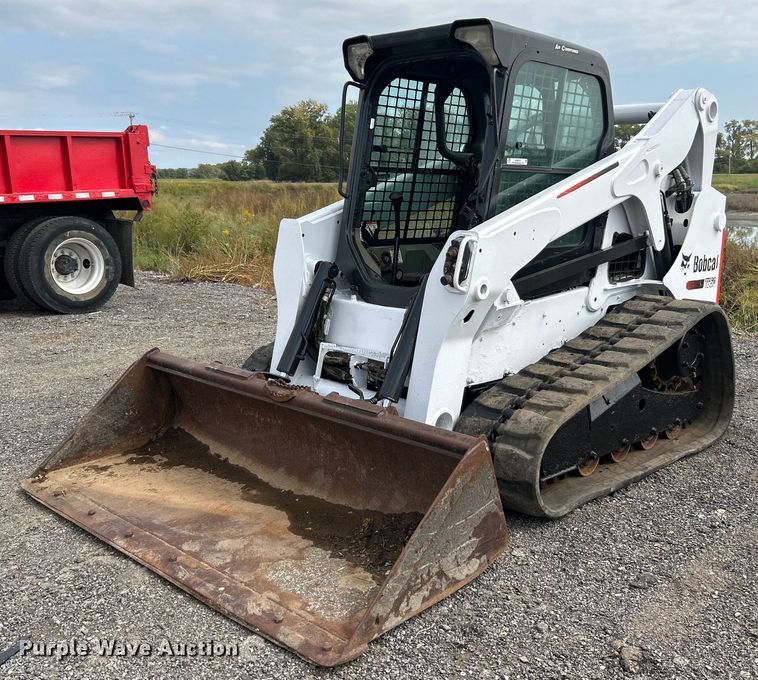 2011 Bobcat T650  tracked skid steer loader - NQ9876