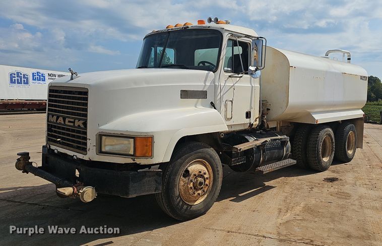 1995 Mack CH613  water truck - OG9424
