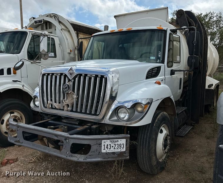 2009 International 7300  refuse truck - DK2529