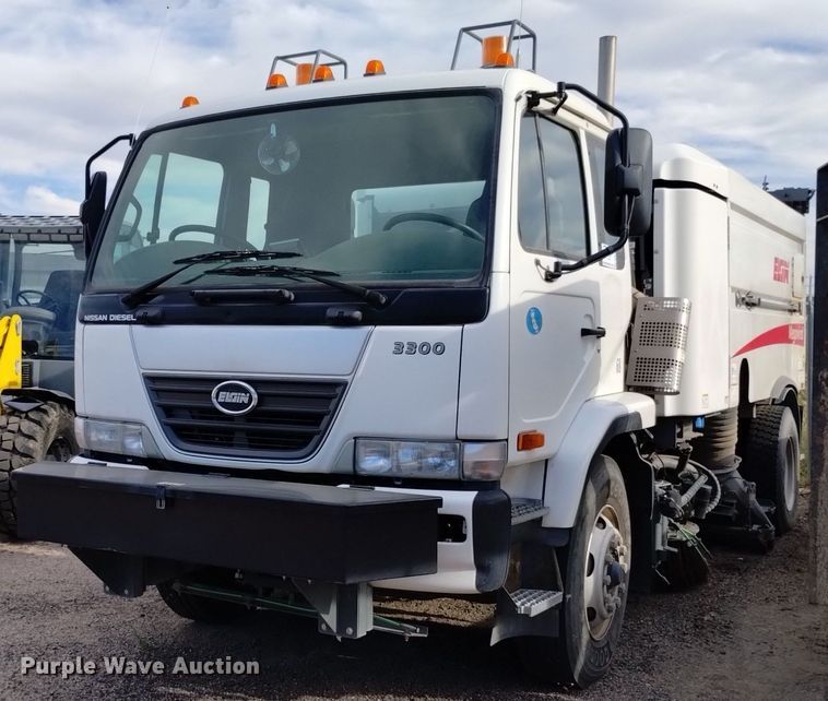 2010 Nissan UD3300  street sweeper truck - DK8771