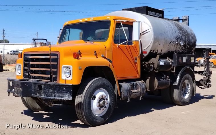 1987 International 1954  oil distributor truck - DK8810