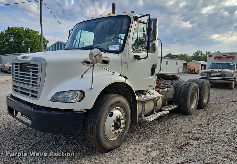 2006 Freightliner Business Class M2  semi truck - DP2449