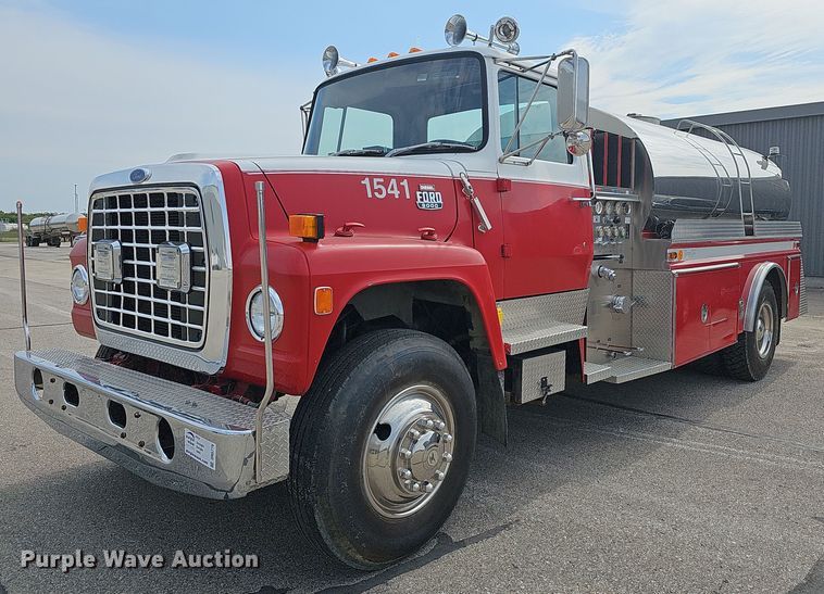 1983 Ford 8000  fire truck - DR5779