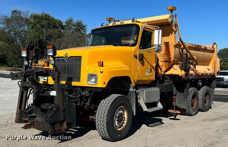 2003 International 5500i  dump truck - DW2822