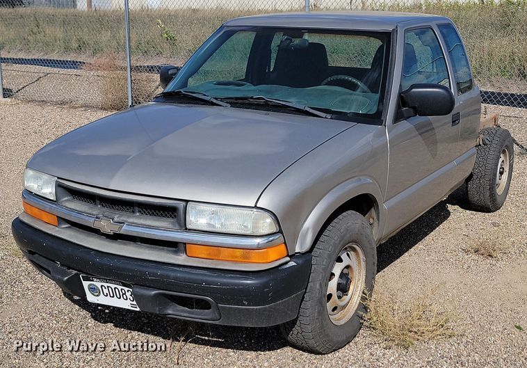 2003  Chevrolet S10  Ext. Cab pickup truck - JG9796