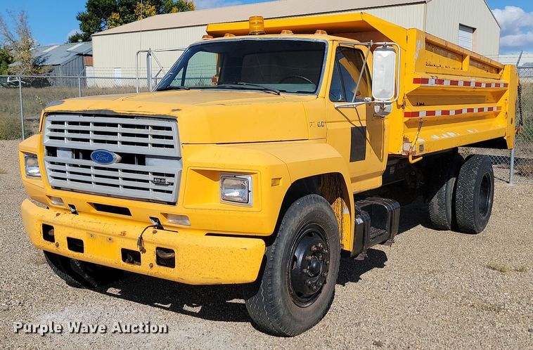 1990 Ford F700  dump truck - JG9797