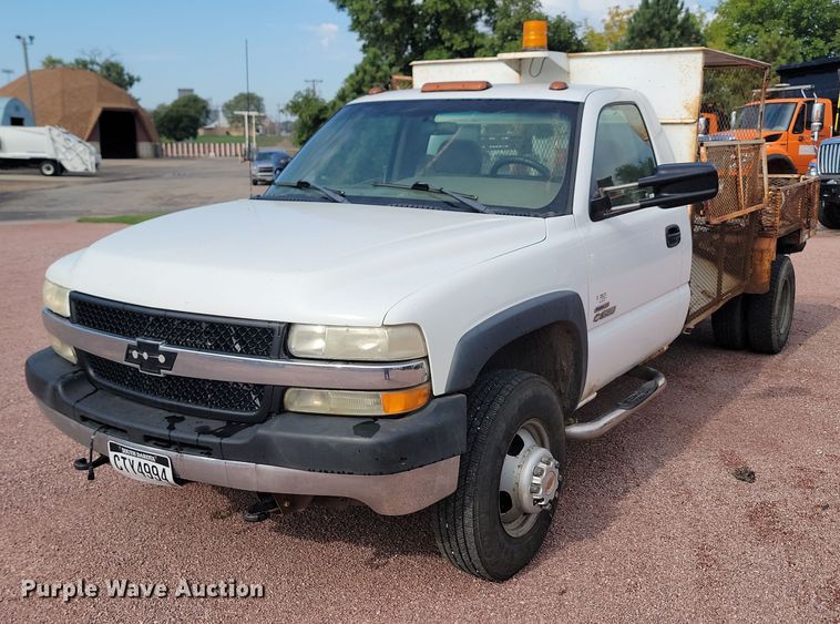 2002 Chevrolet Silverado 3500  flatbed pickup truck - JW9604