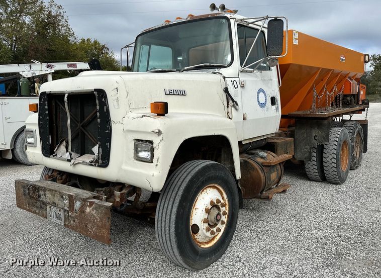 1991 Ford L9000  spreader truck - JY9648
