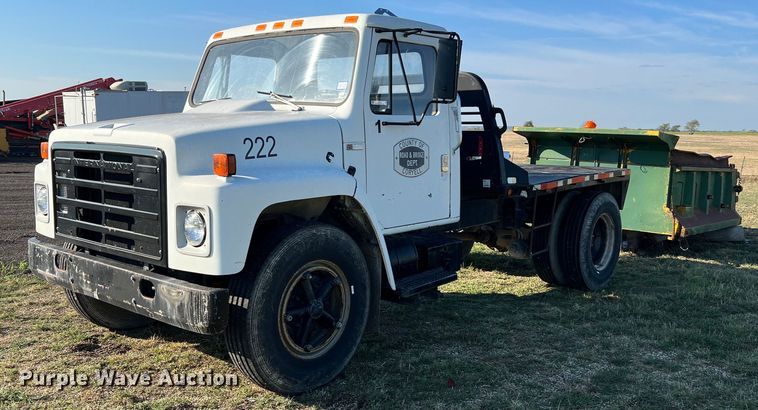 1983 International 1754  flatbed truck - LU9781