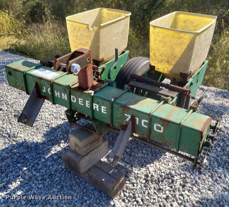 John Deere 7100  planter - DK1141