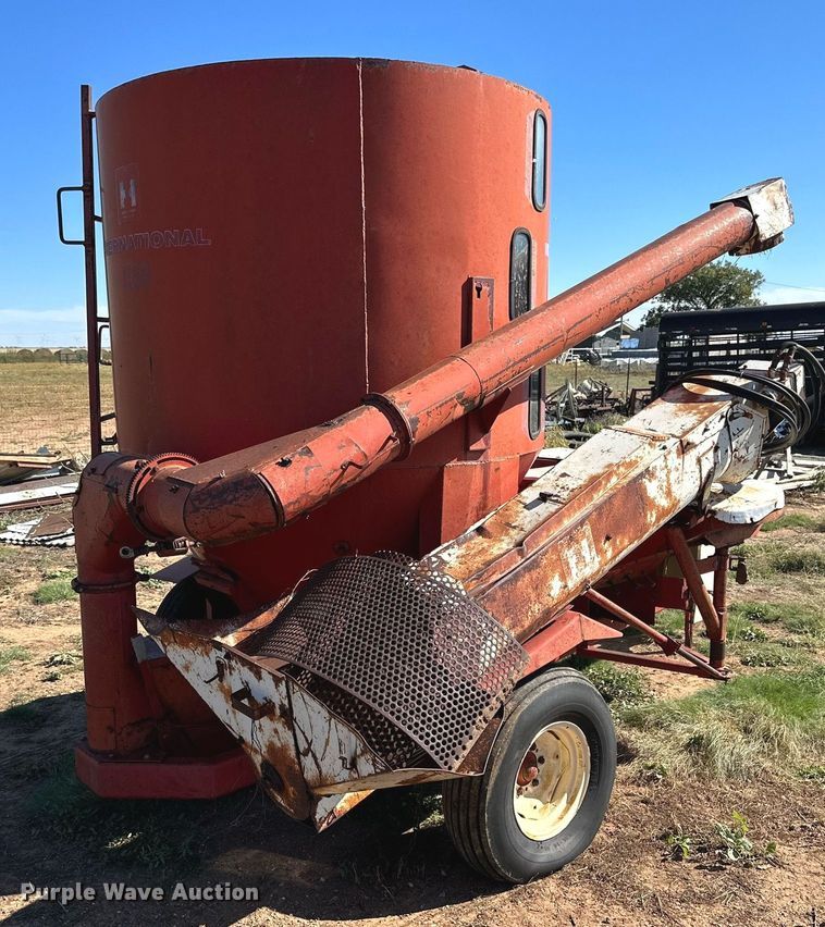 International 1150  feed grinder/mixer - DQ1456