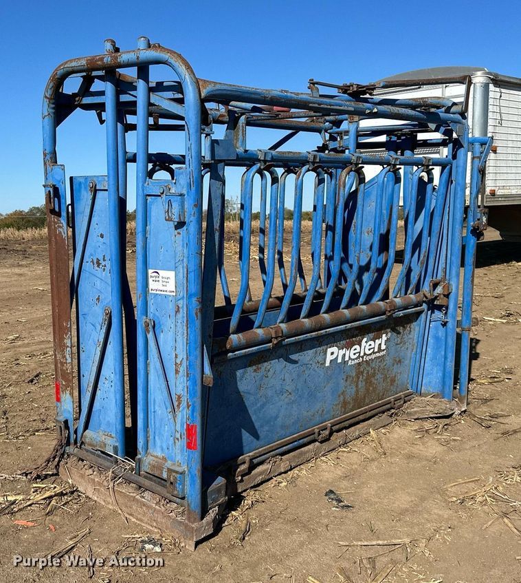 Priefert  livestock squeeze chute - DW2780