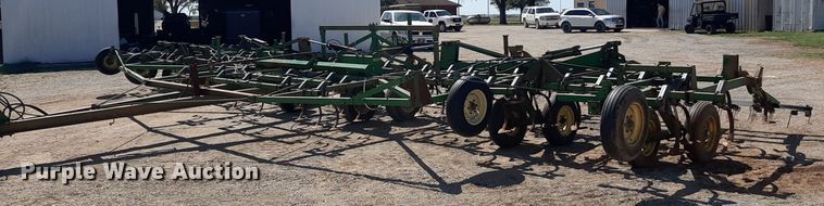 John Deere 1060  field cultivator - EB9802