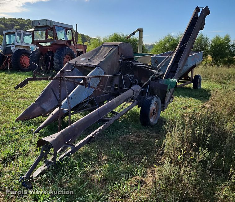 Oliver 5  corn picker - LM9212