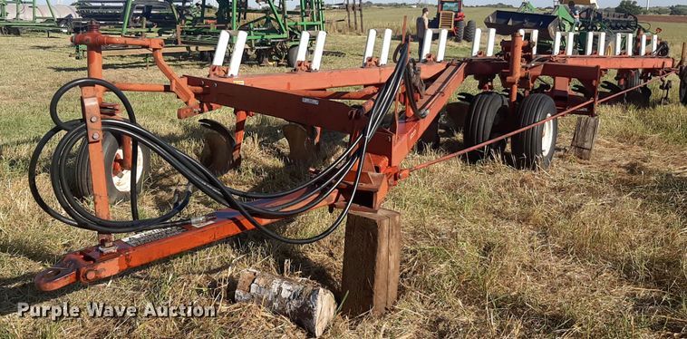 International 800  10 bottom plow - OF9457
