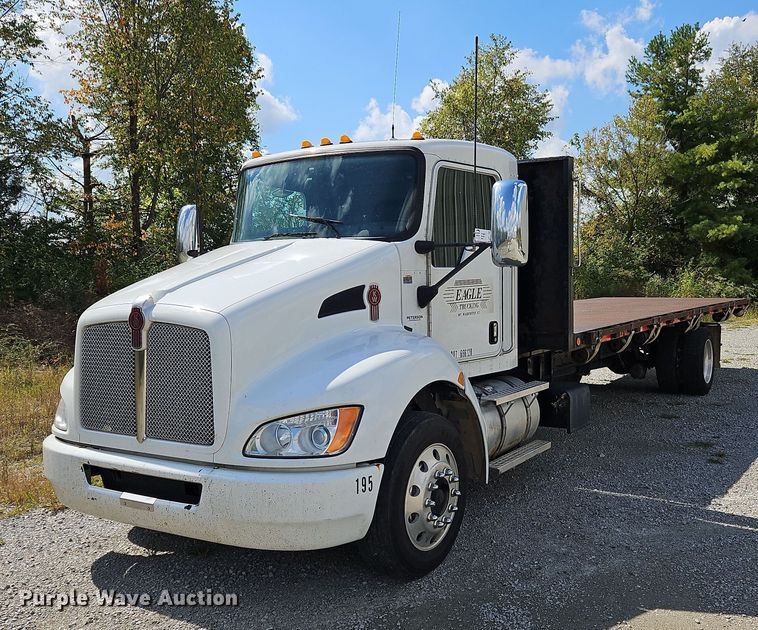 2016 Kenworth T270  flatbed truck - DO1168