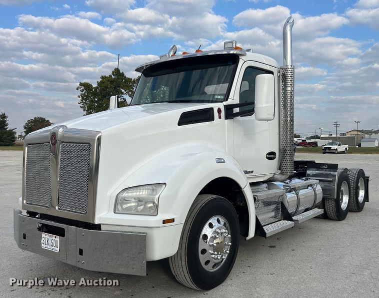 2015 Kenworth T880  semi truck - DP2099