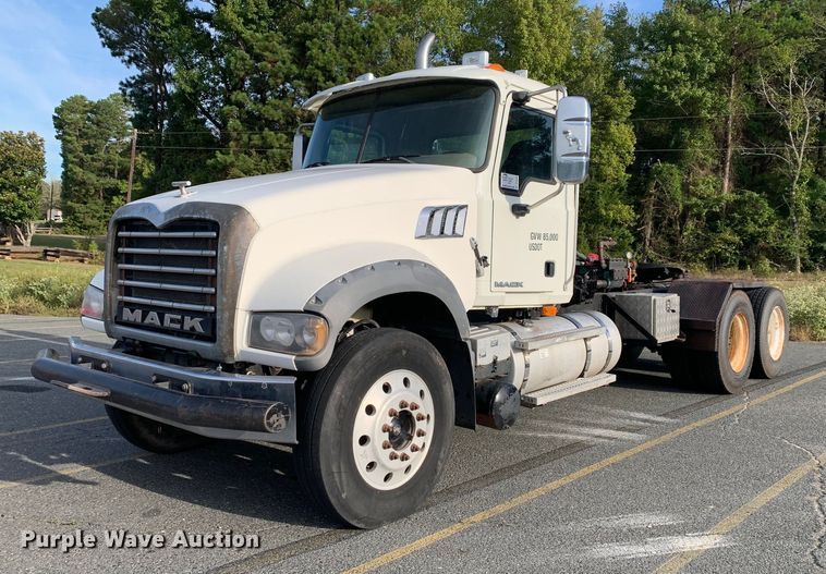 2009 Mack GU713  semi truck - DP8689