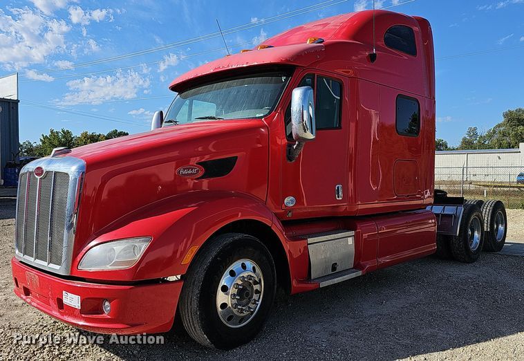 2012 Peterbilt 587  semi truck - DR5858