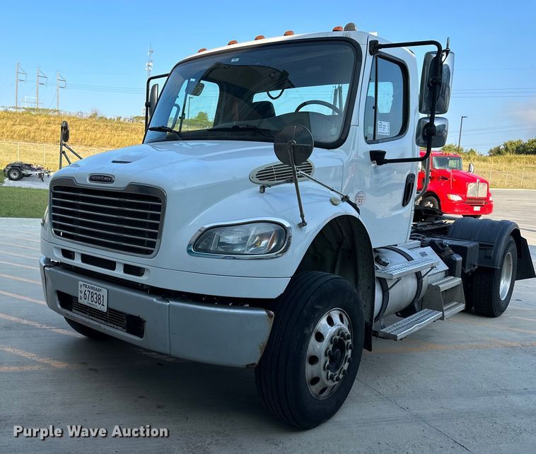 2013 Freightliner M2 semi truck - DV1009