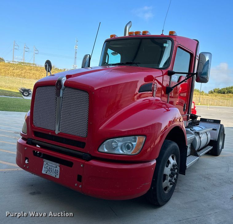 2016 Kenworth T400 semi truck - DV1010