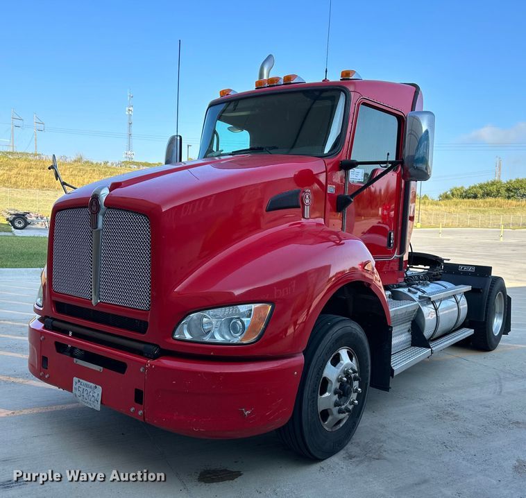 2016 Kenworth T400 semi truck - DV1011