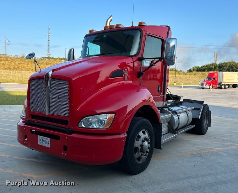 2016 Kenworth T400 semi truck - DV1012