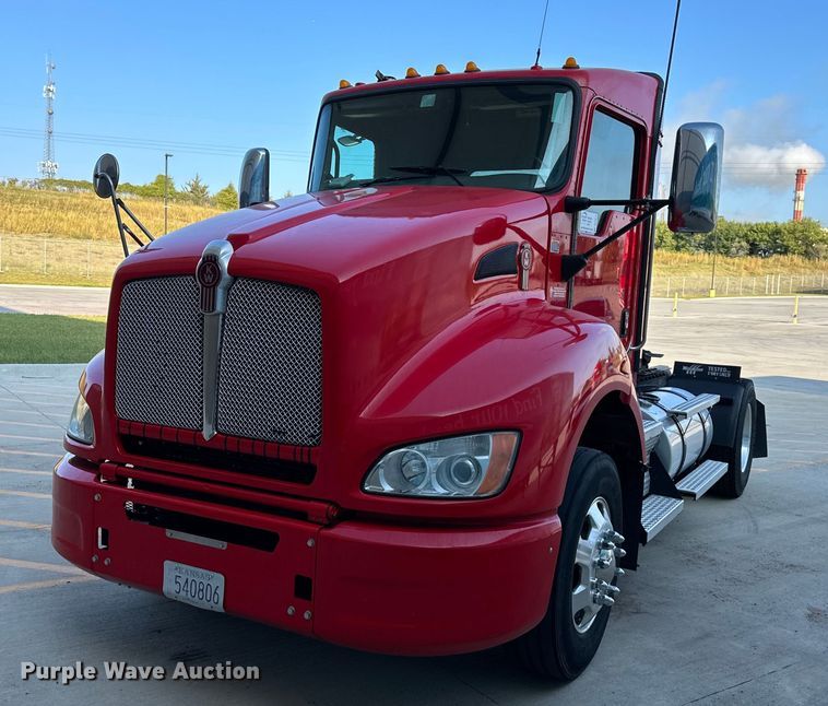 2014 Kenworth T400 semi truck - DV1014