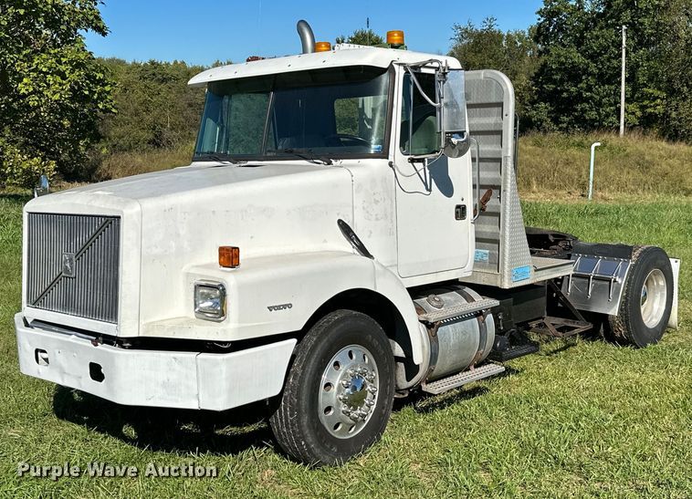 1999 Volvo WG Series  semi truck - KT9300