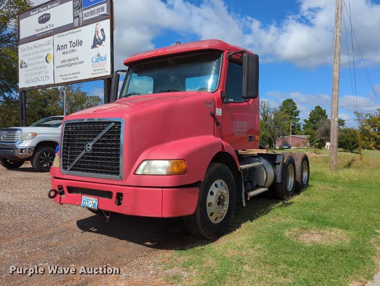 2007 Volvo VNM  semi truck - MX9456