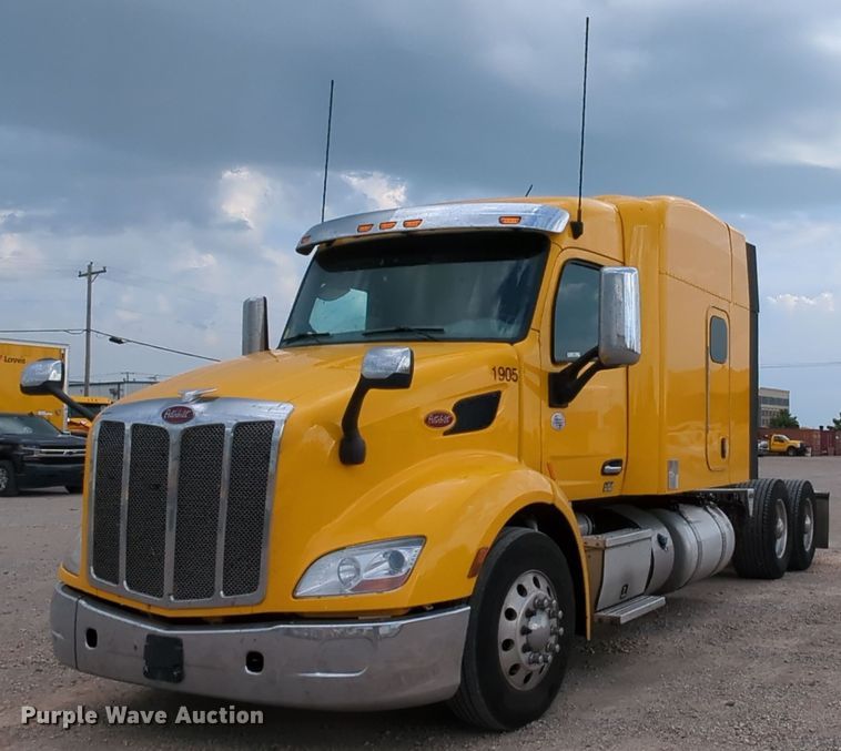 2019 Peterbilt 579  semi truck - MY9466