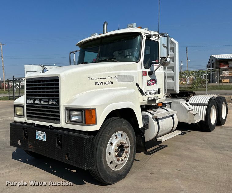 2006 Mack CHN613  semi truck - NQ9362