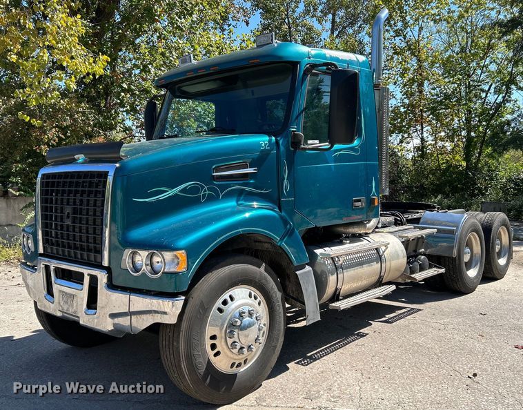 2002 Volvo VHD  semi truck - NQ9852