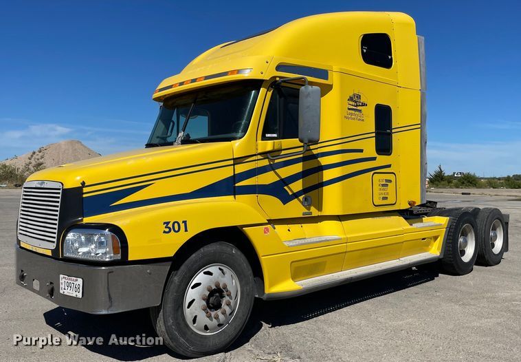 2004 Freightliner Century Class S/T  semi truck - NX9777