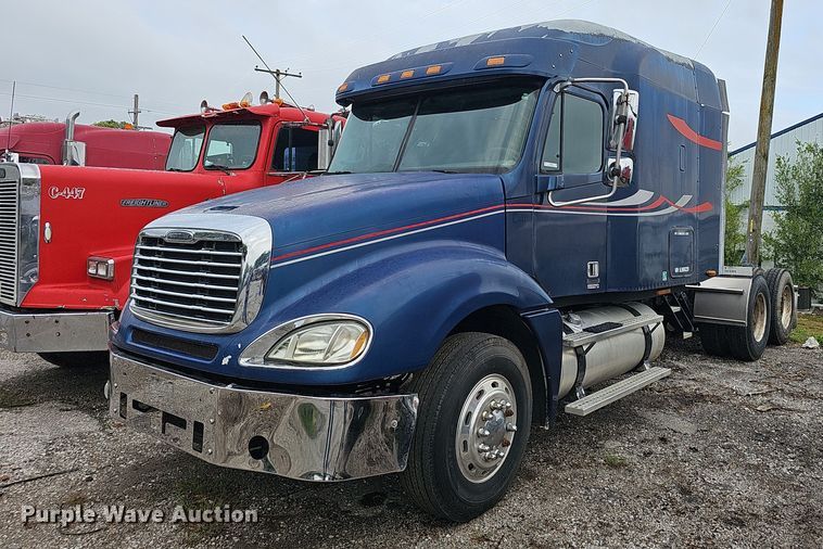 2005 Freightliner Columbia 120  semi truck - OG9492