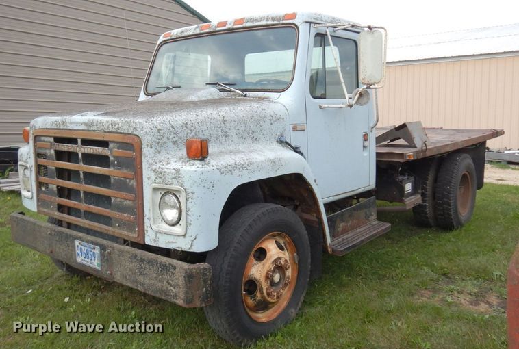 1983 International 1754  flatbed truck - MQ9472