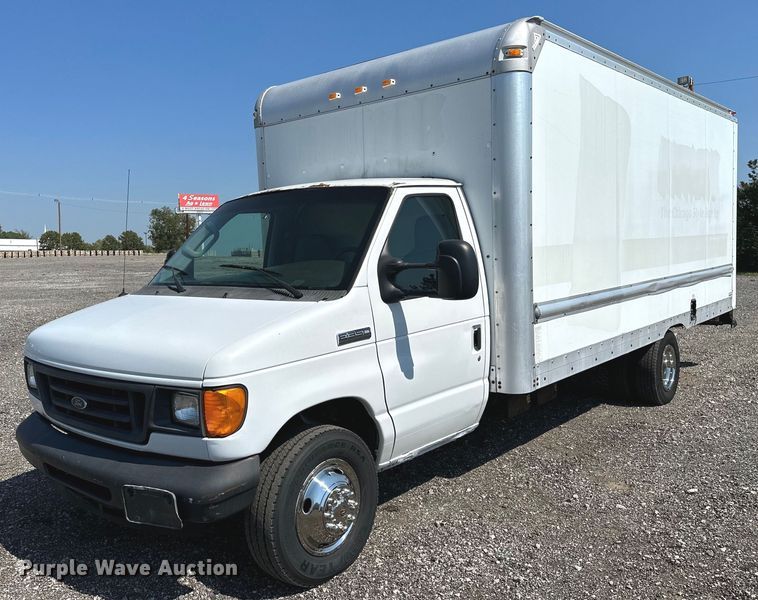 2007 Ford E350 Super Duty  box truck - NQ9352