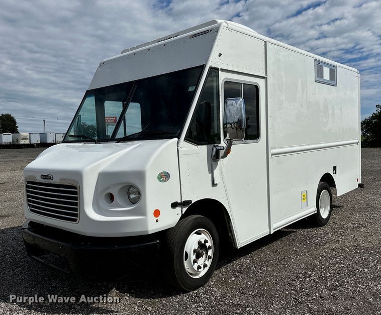 2017 Freightliner MT45  refrigerated delivery truck - NQ9406