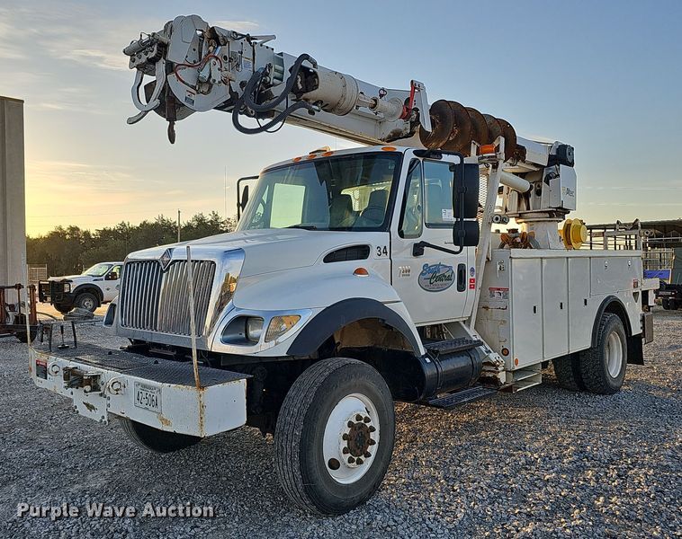 2005 International 7300  digger derrick truck - DQ1203