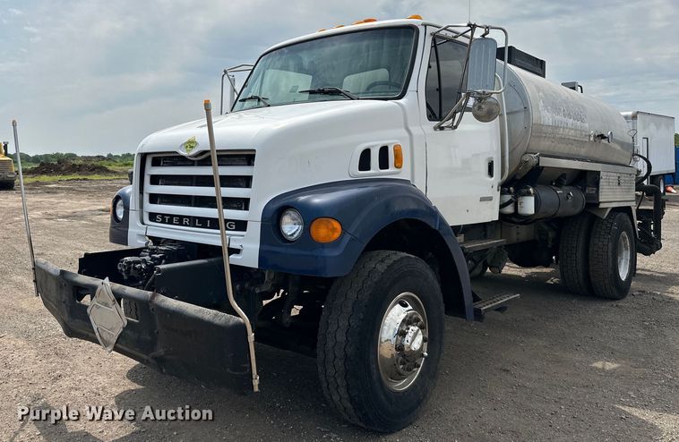 2002 Sterling L-Line  oil distributor truck - DS6428