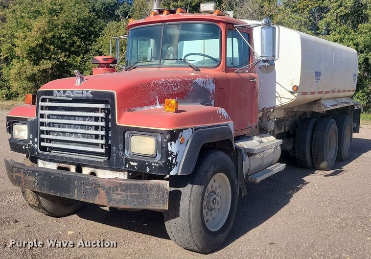 1993 Mack RD690S  water truck - JG9776
