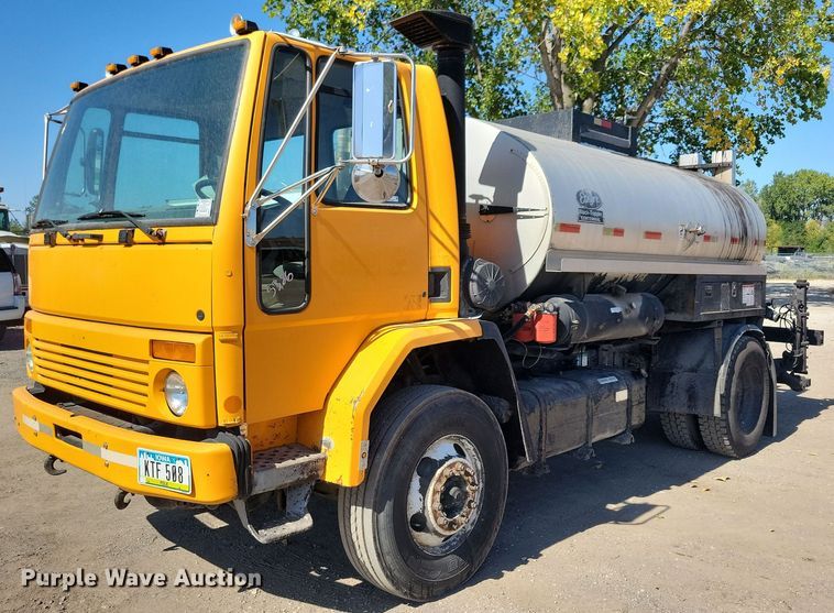 1999  Sterling SC7000  oil distributor truck - KO9000