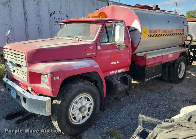 1991 Ford F800  oil distributor truck - KO9003