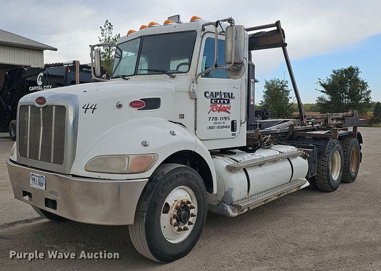 2014 Peterbilt 382  hook lift truck - MH9395