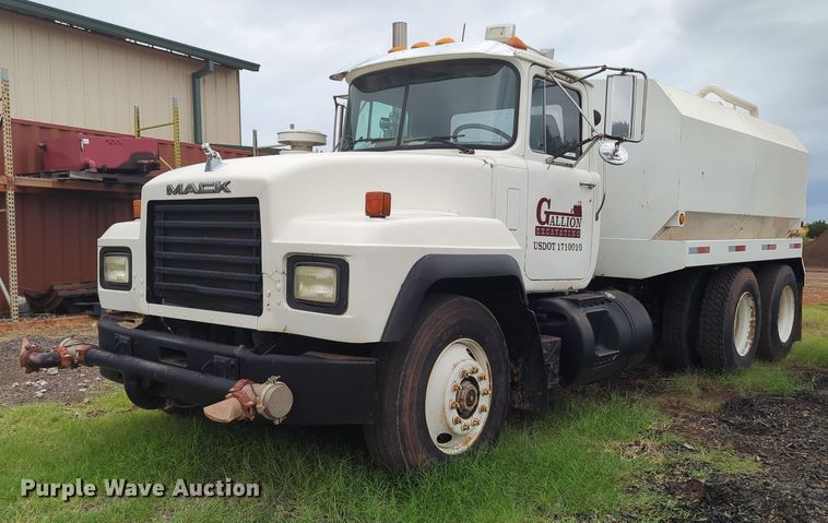 2000 Mack RD688S  water truck - MX9452