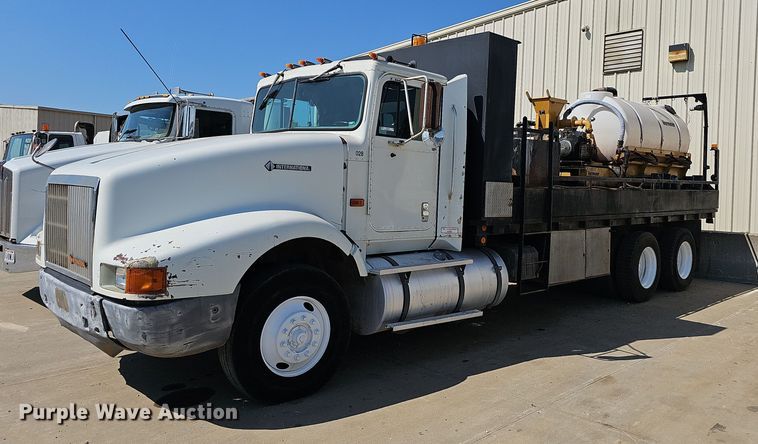 1992 International 9400  fluid mix truck - OG9476