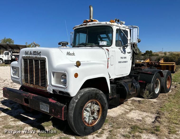 1980 Mack  winch truck - DK2565