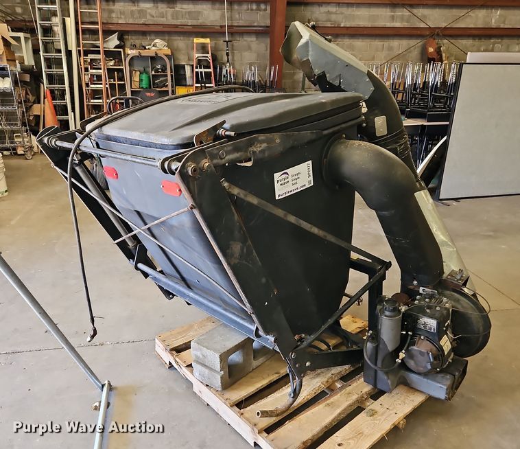 John Deere  leaf vacuum - DP2472